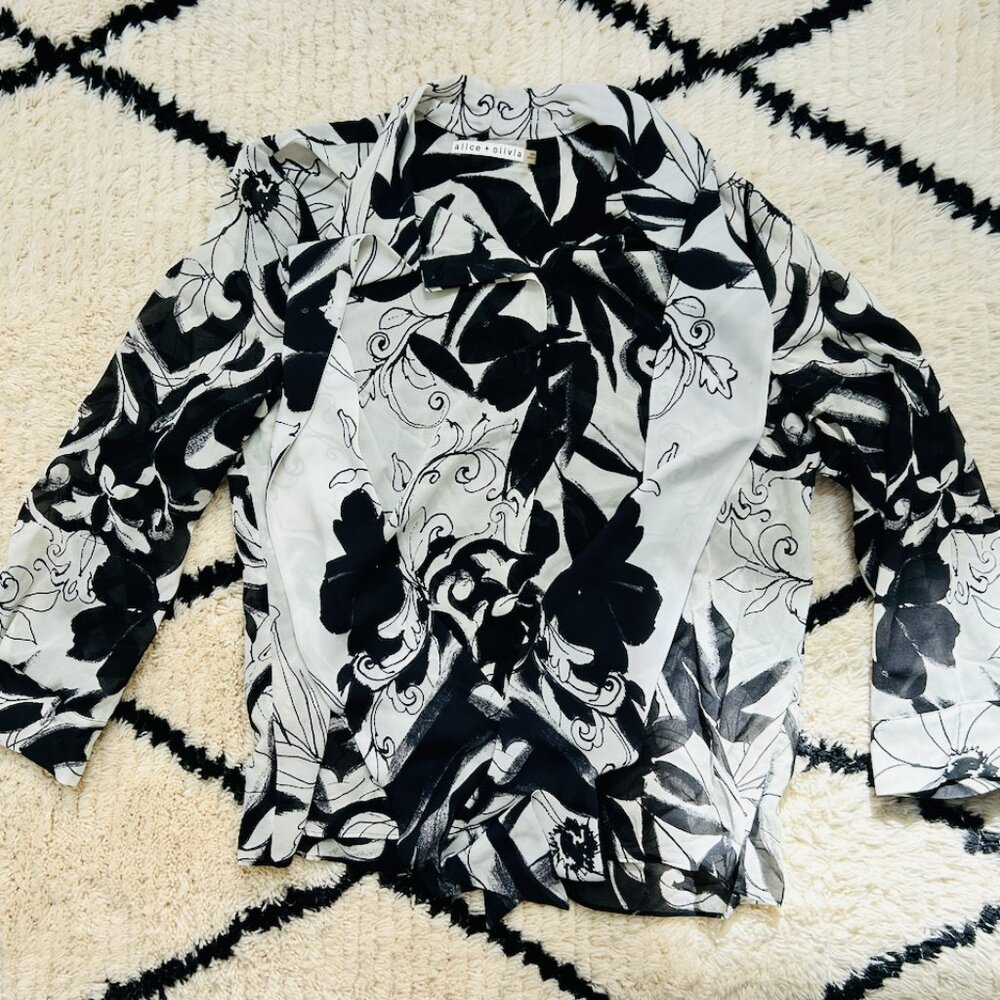 Alice + Olivia Black & White Abstract Button Down Size M